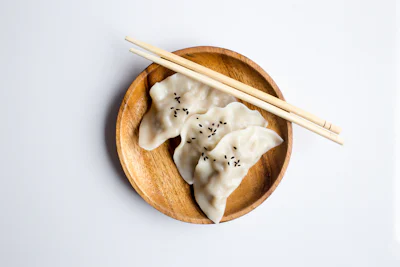 Fuudr steamed hot Chinese momos dumplings served in a bamboo basket